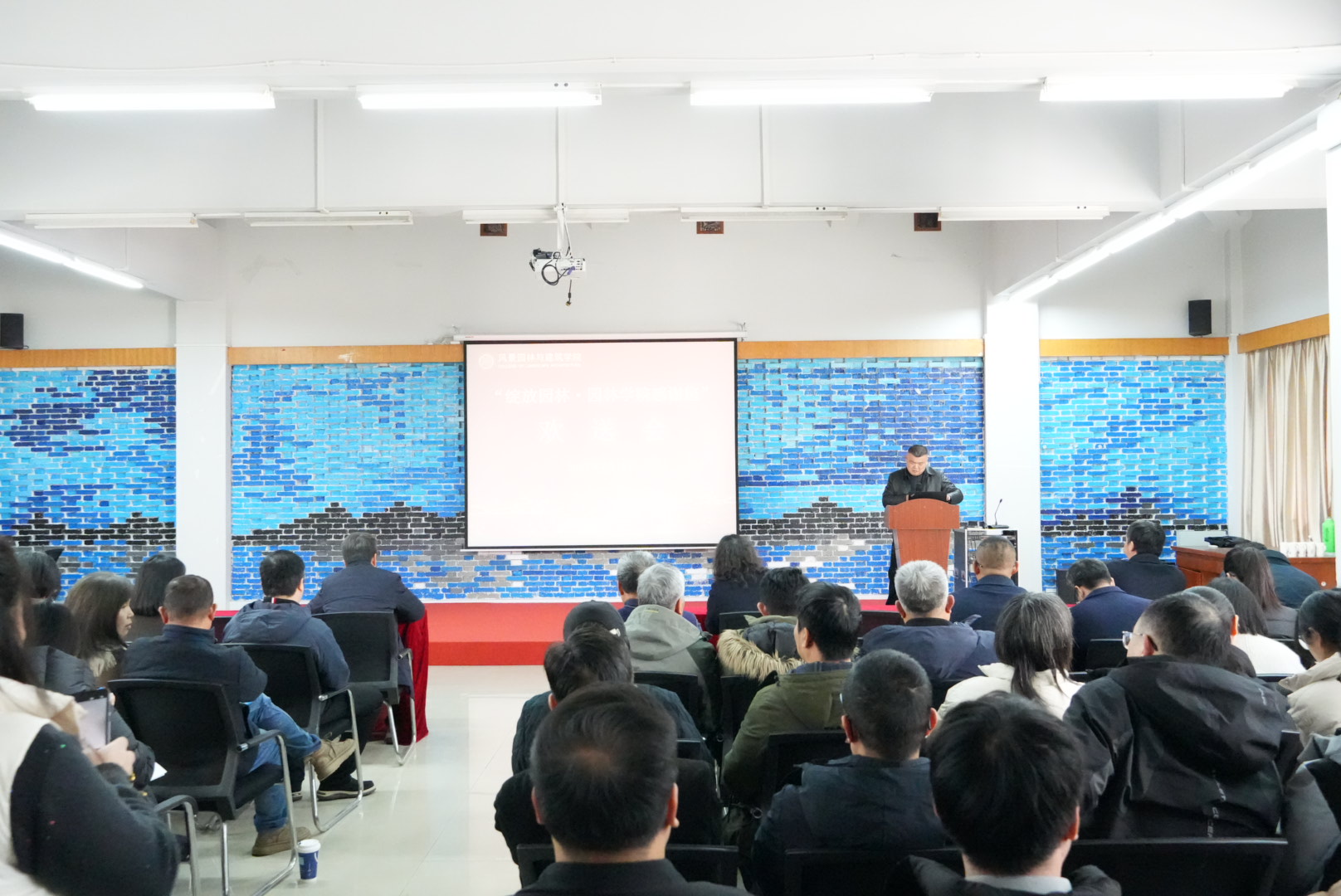91制片
召开新学期教职工大会暨欢送会、迎新会